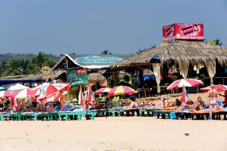 Téléchargez les photos : Grands parasols et lits en bois à la plage de Calangute, Goa, Inde - en image libre de droit