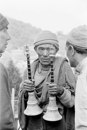 Foto de Hombre sosteniendo tubo de metal, Arunachal Pradesh, India 1982 - Imagen libre de derechos