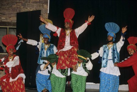 Téléchargez les photos : Hommes exécutant la danse bhangra, danse folklorique, panjab, Inde - en image libre de droit