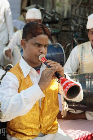 Téléchargez les photos : Musicien jouant Shehnai dans la cérémonie de mariage Jabalpur Madhya Pradesh Inde Asie - en image libre de droit