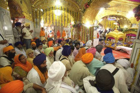 Foto de Celebraciones del 300º año de consagración del Guru perpetuo Granth Sahib Sikh, devotos orando en Sachkhand Saheb Gurudwara en Nanded, Maharashtra, India - Imagen libre de derechos