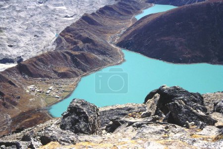 Foto de Lago y pueblo de Gokyo, 4750 metros visto desde Gokyo Ri, 5318 metros, en la morrena del glaciar izquierdo, área del Monte Everest, Nepal - Imagen libre de derechos