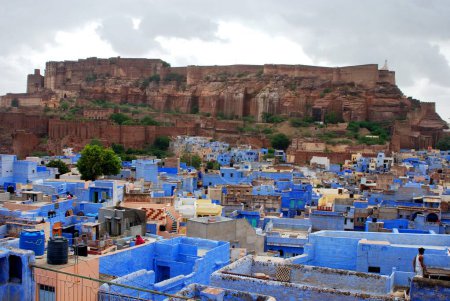 Mehrangarh Fort und blaue Häuser; Jodhpur; Rajasthan; Indien