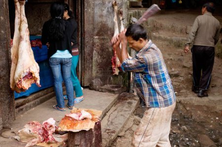 Téléchargez les photos : Boucher hachant de la viande, Kohima, Nagaland, Nord-Est, Inde - en image libre de droit