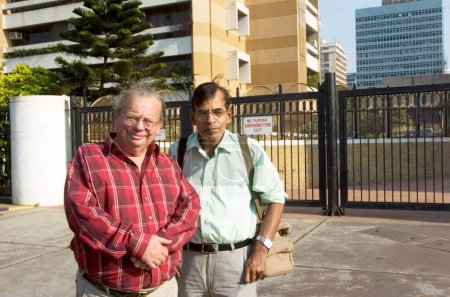 Foto de Inglés Ruskin Bond with photojournalist Pradeep chandra, Bombay Mumbai, Maharashtra, India - Imagen libre de derechos