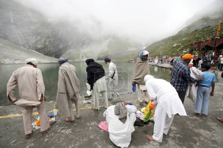 Téléchargez les photos : Le lac Hemkund au sanctuaire sikhs Shri Hemkund Sahib situé (4320 mètres de haut) à Govind ghat qui est la porte d'entrée de la vallée de Bhvundar ou Lakshman Ganga, Uttaranchal, Inde - en image libre de droit