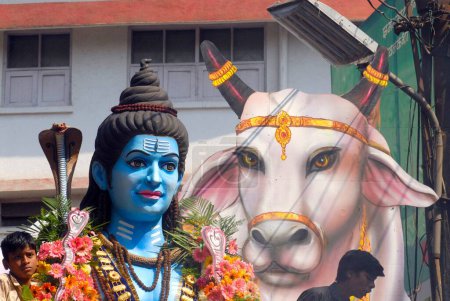 Téléchargez les photos : Procession de l'énorme idole du seigneur Shiva avec Nandi taureau célébrant Mahashivratri festival, Pune, Maharashtra, Inde - en image libre de droit