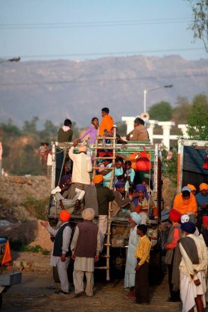 Foto de Devotos a bordo del camión después de la celebración de Hola Mahalla en Anandpur sahib en el distrito de Rupnagar, Punjab, India - Imagen libre de derechos