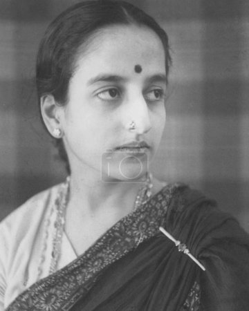 Foto de Viejo vintage estudio retrato blanco y negro principios de 1900 plata gelatina tonificada impresión india mujer India - Imagen libre de derechos