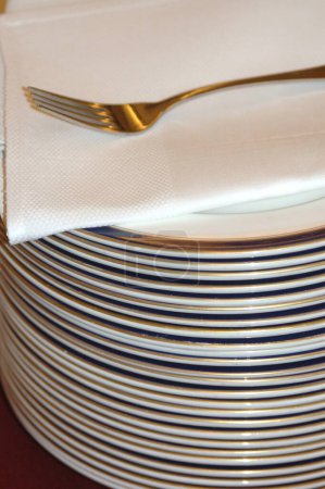 Foto de Vajilla, placas, servilletas, tenedor mantenido sobre la mesa, lanzamiento de la propiedad disponible, India - Imagen libre de derechos