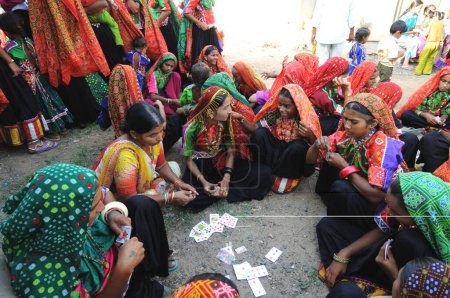 Foto de Mujeres rurales jugando a las cartas y apostando a la costumbre durante las celebraciones del saatam aatham en Mindiyada cerca de Anjaar, Kutch, Gujarat, India - Imagen libre de derechos