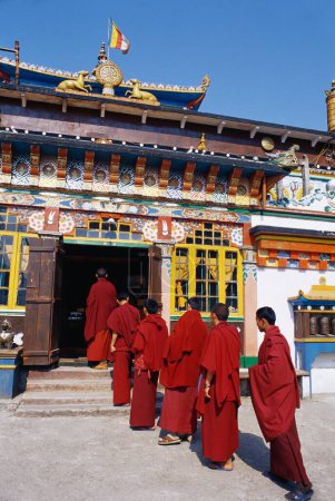 Téléchargez les photos : Moines bouddhistes entrant dans le monastère de Ghoom, Darjeeling, Bengale occidental, Inde - en image libre de droit