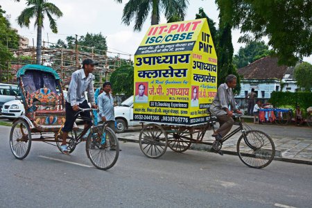 Téléchargez les photos : Pousse-pousse à vélo avec panneaux, Uttar Pradesh, Inde, Asie - en image libre de droit