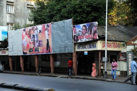 Téléchargez les photos : Ancien bâtiment de salle de cinéma impérial, Mumbai, maharashtra, Inde, Asie - en image libre de droit