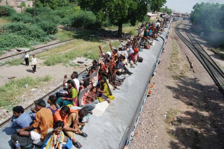 Téléchargez les photos : Personnes assises sur le toit du train, Jodhpur, Rajasthan, Inde - en image libre de droit