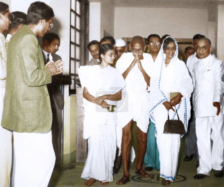 Foto de Mahatma Gandhi con Rajkumari Amrit Kaur, Abha Gandhi, Delhi, India, Asia, 12 de noviembre de 1947 - Imagen libre de derechos