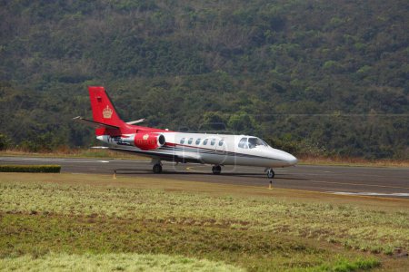 Téléchargez les photos : Vol inaugural atterrissage à l'aéroport de aamby Valley, Lonavala, Maharashtra, Inde - en image libre de droit