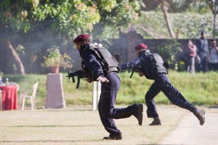 Téléchargez les photos : Commando participe à une attaque terroriste simulée, Mumbai, Maharashtra, Inde, Asie - en image libre de droit