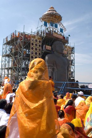 Téléchargez les photos : Statue monolithique de 58,8 pieds du saint jain Gomateshwara seigneur dévots de la jaïne Bahubali réunis pour la cérémonie d'onction de la tête de mahamastakabhisheka, Sravanabelagola, Karnataka, Inde - en image libre de droit