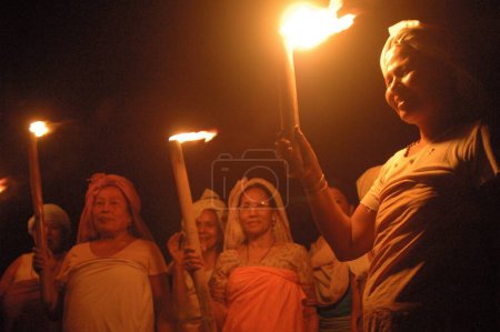 Téléchargez les photos : Meira paibis (porte-flambeaux) se présente avec des flambeaux brûlants pour faire la lumière sur leurs droits affectés en tant que femmes et mères, Imphal, Manipur, Inde - en image libre de droit