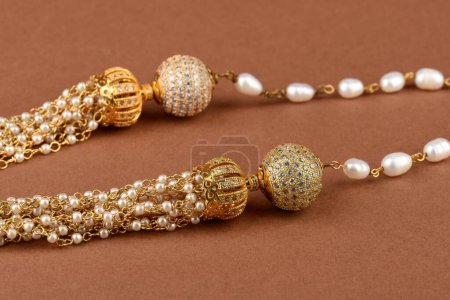 Téléchargez les photos : Bijoux perle sur fond marron, bracelet perle, collier de perles, boucles d'oreilles en perle.Style, mode et design de bijoux. bijoux traditionnels indiens - en image libre de droit