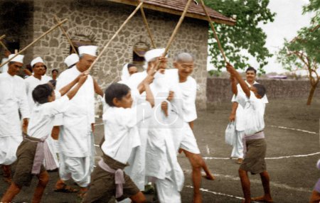 Téléchargez les photos : Mahatma Gandhi et Abbas Tyabji accueillis par les garçons, Inde, Asie, 1926 - en image libre de droit