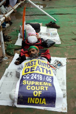 Foto de Partidarios en Ramlila Maidan durante la huelga de hambre de Anna Hazare delhi India Asia - Imagen libre de derechos