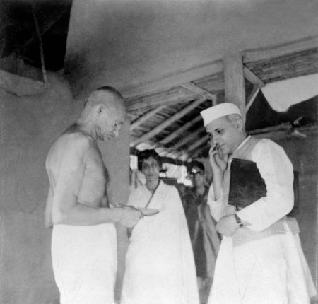 Téléchargez les photos : Mahatma Gandhi avec son collègue Jawaharlal Nehru et Rajkumari Amrit Kaur (au centre) à l'Ashram de Sevagram, Vardha, Maharashtra, Inde - en image libre de droit
