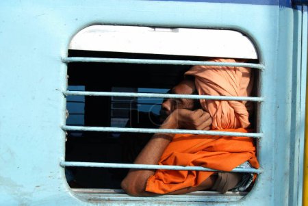 Foto de Sadhu siesta en el coche de Tren; Jodhpur; Rajastán; India - Imagen libre de derechos