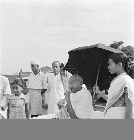 Foto de Mahatma Gandhi en su cumpleaños en Pune, 2 de octubre de 1944, Sohorabehn un ashramita, Brijkishan Chandiwalla - Imagen libre de derechos