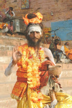 Téléchargez les photos : Sadhu maharaj à Prayag Ghat, Varanasi, Uttar Pradesh, Inde - en image libre de droit