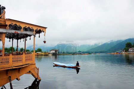 Téléchargez les photos : Péniche et canot dans le lac dal, Srinagar, Jammu-et-Cachemire, Inde - en image libre de droit