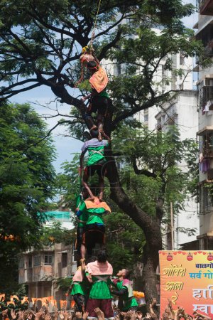 Foto de Pirámide humana quebrada dahi handi, mumbai, maharashtra, india, asia - Imagen libre de derechos