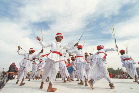Téléchargez les photos : Bhil adivasi danse, madhya pradesh, Inde - en image libre de droit
