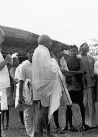 Foto de Mahatma Gandhi con otros en Sevagram Ashram, 1941, Mahadev Desai - Imagen libre de derechos