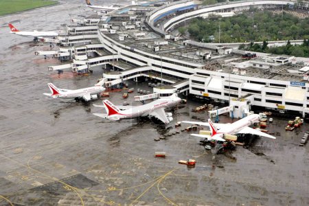 Téléchargez les photos : Vue aérienne des avions d'Air India stationnés et des pistes à l'aéroport de Mumbais Chhatrapati Shivaji Maharaj International au Sahar ; Bombay Mumbai ; Maharashtra ; Inde - en image libre de droit