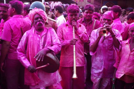 Téléchargez les photos : Dévots jouant des instruments de musique en jyotiba yatra au temple jyotiba, Wadi, Ratnagiri, Kolhapur, Maharashtra, Inde - en image libre de droit