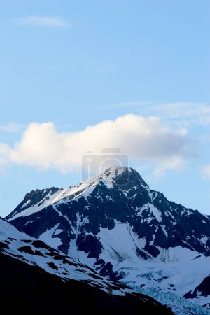 Téléchargez les photos : Montagnes enneigées près du glacier Hubbard ; Le plus long glacier des marées en Alaska ; Parc national Saint Elias ; Baie du désenchantement ; Alaska ; États-Unis d'Amérique - en image libre de droit