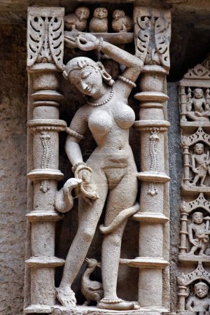 Foto de Vishkanya; Rani ki vav; estructura subterránea; paso bien; talla en piedra; Patan; Gujarat; India - Imagen libre de derechos