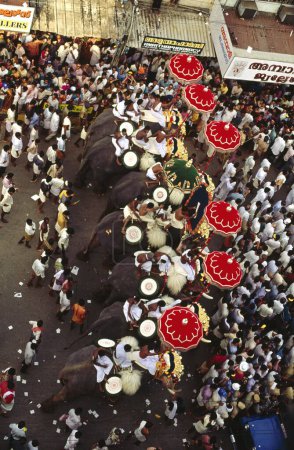 Téléchargez les photos : Trichurpooram pooram, Elephants March procession of bejeweled temple Festival, trichur thrissur, kerala, Inde - en image libre de droit