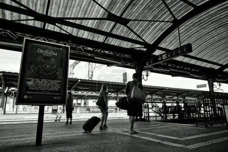 Foto de Personas que esperan, Estación de tren, Colmar, Grand Est, Alsacia, Francia, Europa - Imagen libre de derechos