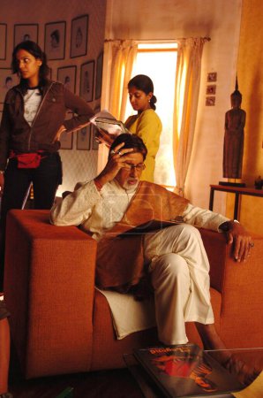 Téléchargez les photos : Asie du Sud indien Bollywood star de cinéma Amitabh Bachchan tournage pour le film publicitaire dans Mehboob studio, Bombay Mumbai, Maharashtra, Inde - en image libre de droit