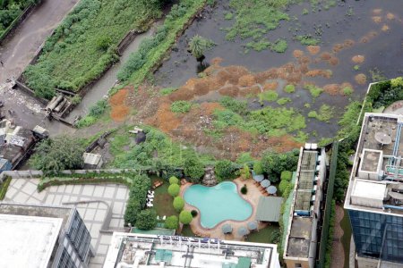 Téléchargez les photos : Une vue aérienne de la piscine cinq étoiles de l'hôtel Le Meridian près de l'aéroport international Chhatrapati Shivaji Maharaj sahar sur l'autoroute ouest dans la banlieue ouest de Bombay Mumbai ; Maharashtra ; Inde - en image libre de droit