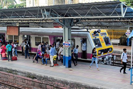 Téléchargez les photos : Charni Road Railway Station, Mumbai, Maharashtra, Inde, Asie - en image libre de droit