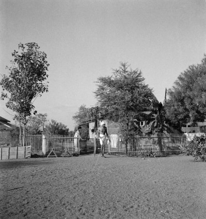 Foto de Mahatma Gandhi frente a su cabaña en Sevagram Ashram, Vardha, Maharashtra, India, 1942 - Imagen libre de derechos
