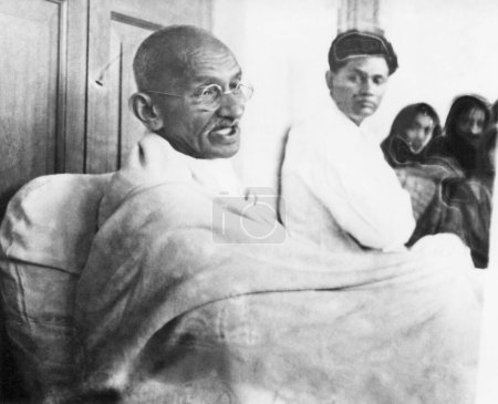 Foto de Mahatma Gandhi hablando con los trabajadores durante su ayuno en Rashtriyashala Ashram, Rajkot, marzo 1939, India - Imagen libre de derechos