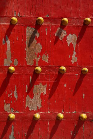 Puerta de madera vieja roja y amarilla, varanasi, uttar pradesh, india, asia