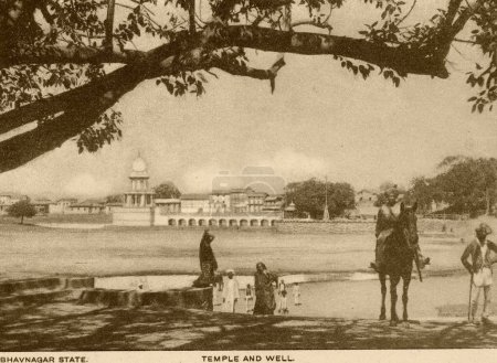 Foto de Antigua postal del templo y bien ahora Gangajaly; distrito de Bhavnagar Bhavnagar; Saurashtra; Gujarat; India - Imagen libre de derechos