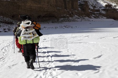 Foto de Personas que transportan equipaje, caminata chadar, ladakh, jammu y Cachemira, India, Asia - Imagen libre de derechos