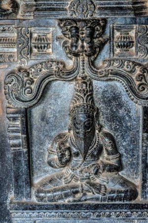 Vishvakarma Statue aus schwarzem Stein, Hazara Rama Tempel, Hampi, UNESCO Weltkulturerbe, Vijayanagara Bezirk, Karnataka, Indien